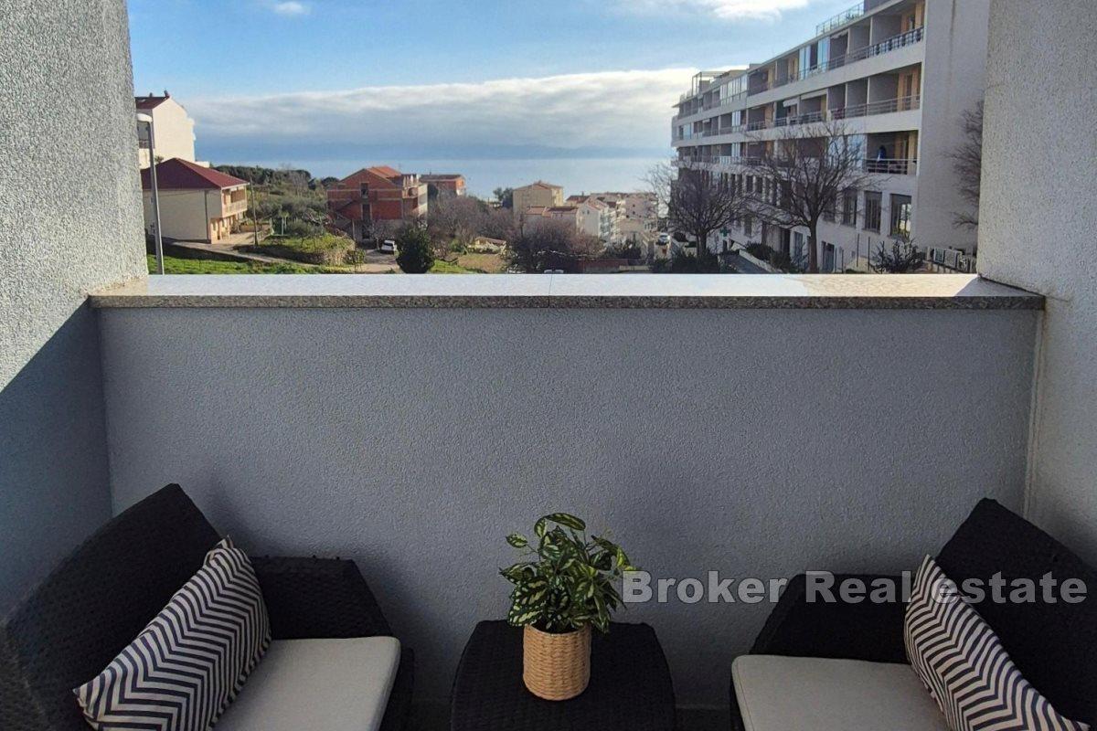 Spacious and sunny apartment with an open sea view
