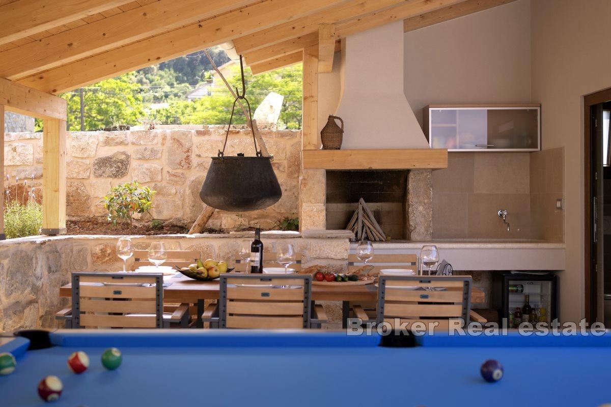 Steinhus med svømmebasseng og terrasse