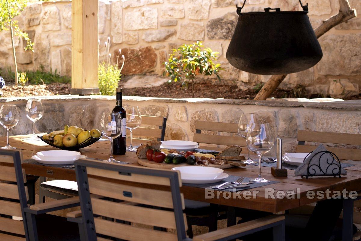 Steinhus med svømmebasseng og terrasse