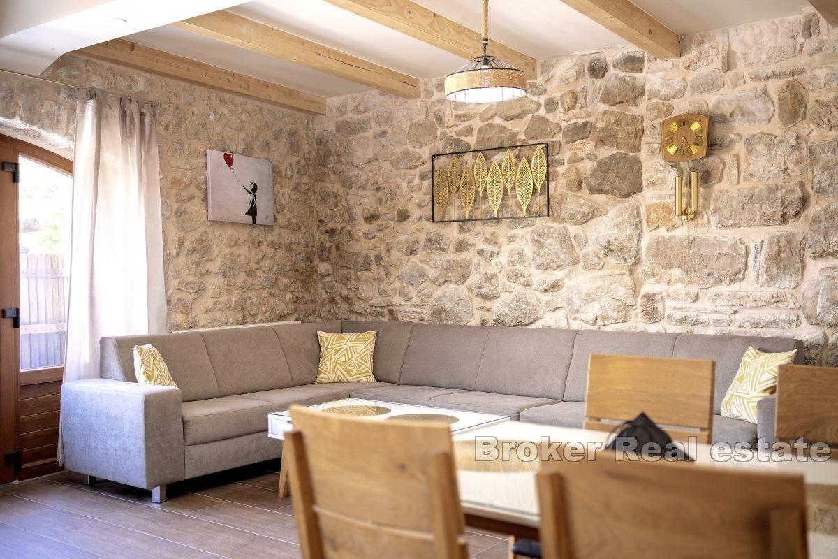 Steinhus med svømmebasseng og terrasse