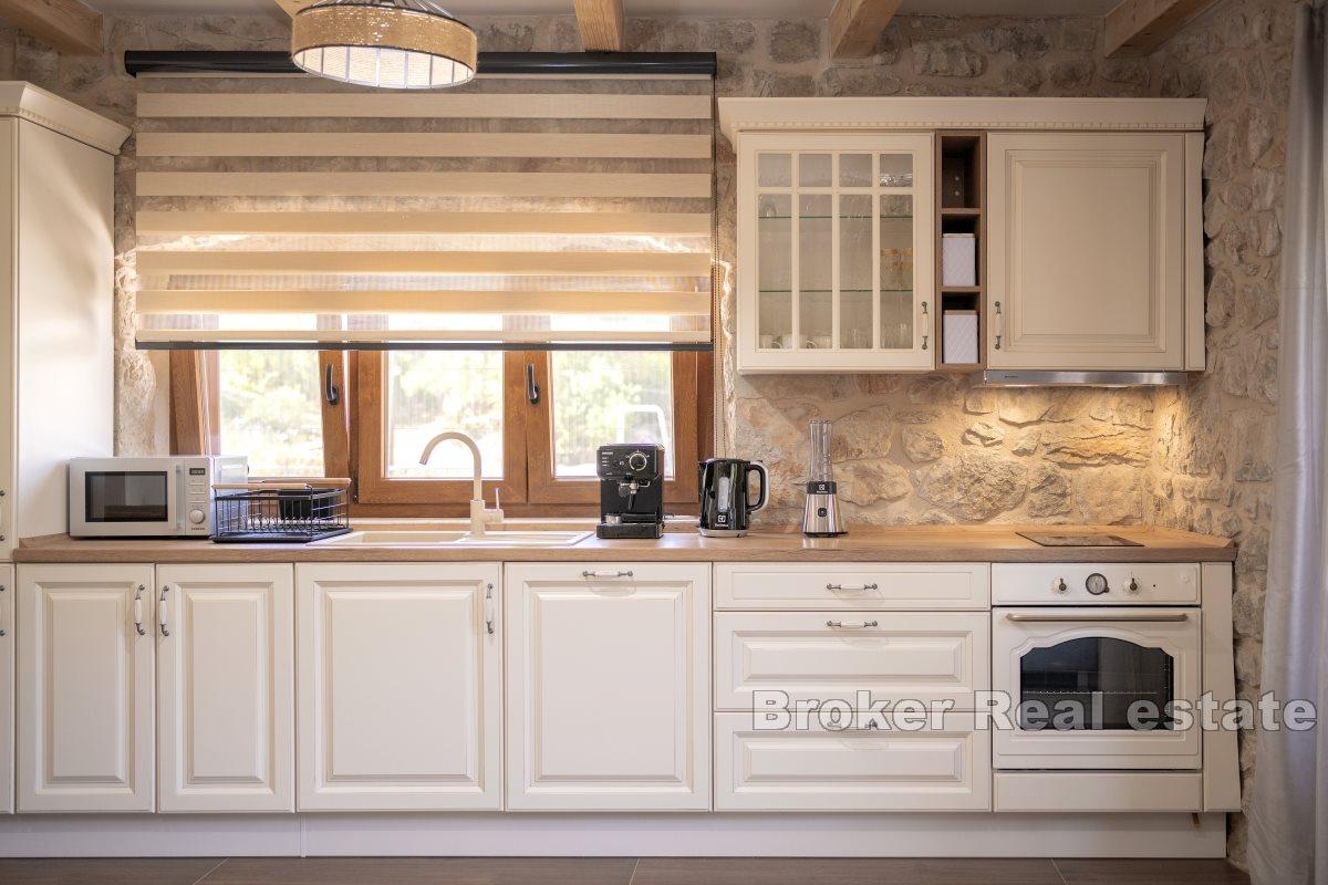 Steinhus med svømmebasseng og terrasse