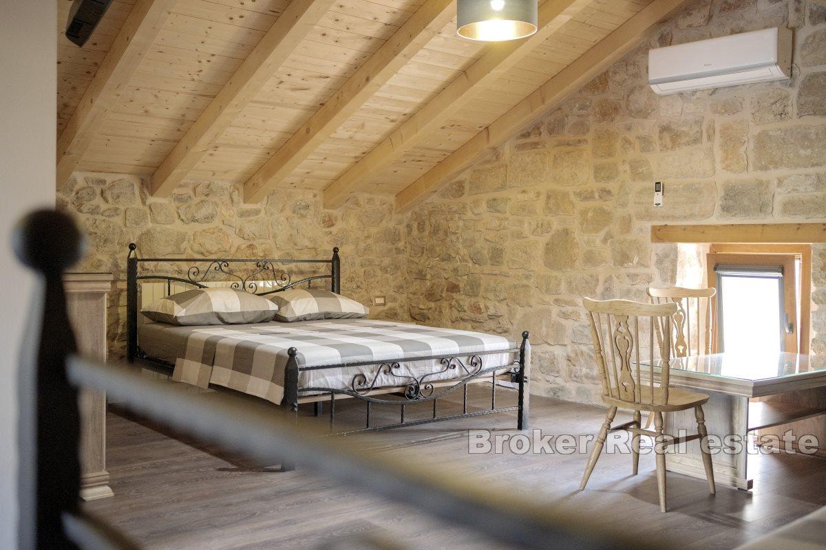 Steinhus med svømmebasseng og terrasse