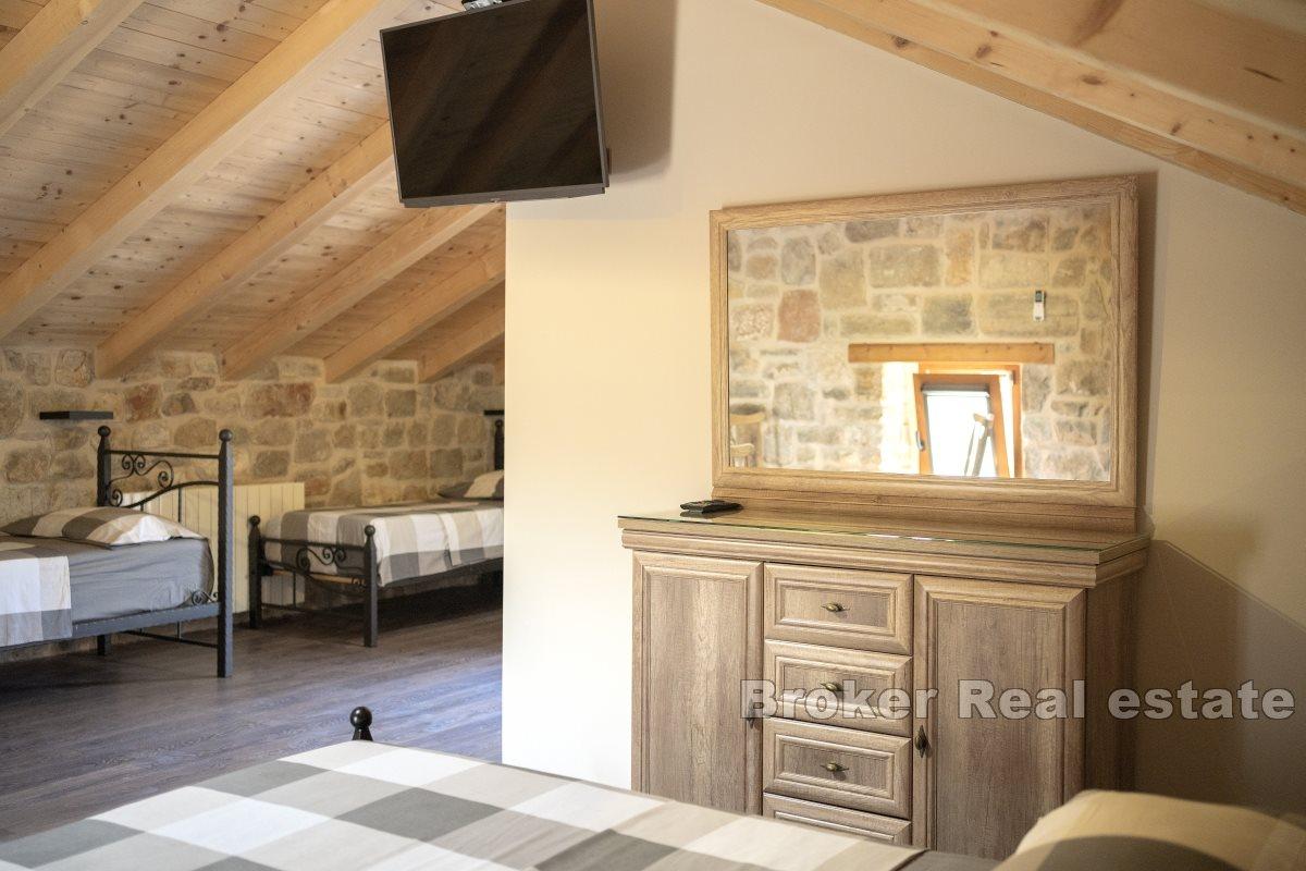 Steinhus med svømmebasseng og terrasse