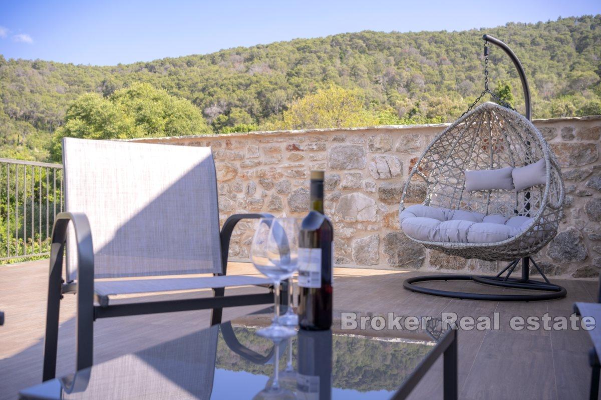 Steinhus med svømmebasseng og terrasse