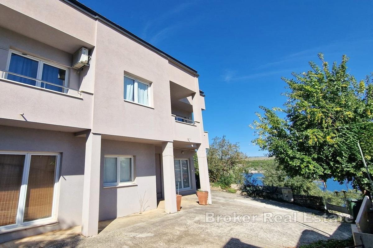 Apartmanska kuća uz obalu