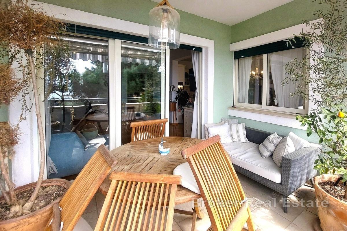 Rymlig lägenhet med havsutsikt