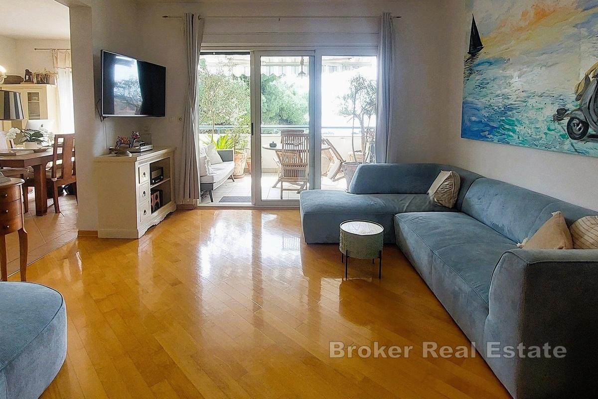 Rymlig lägenhet med havsutsikt