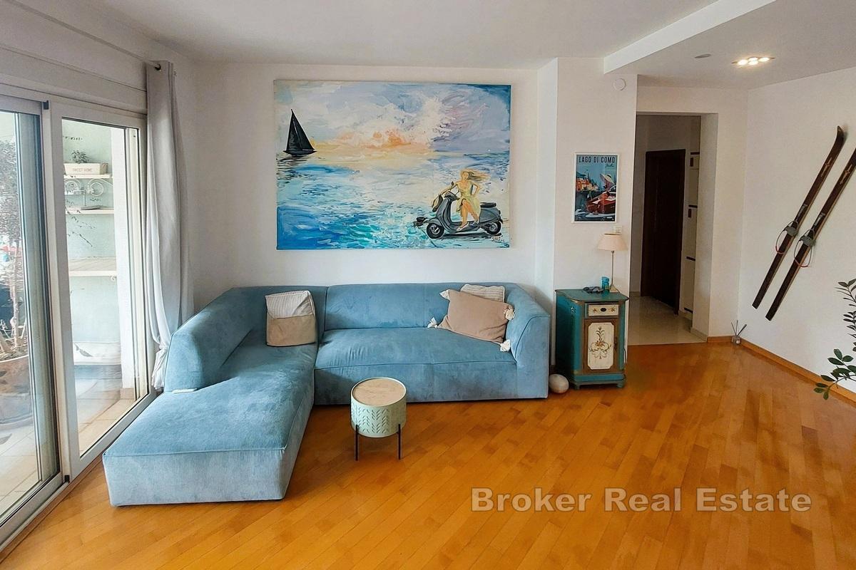 Rymlig lägenhet med havsutsikt