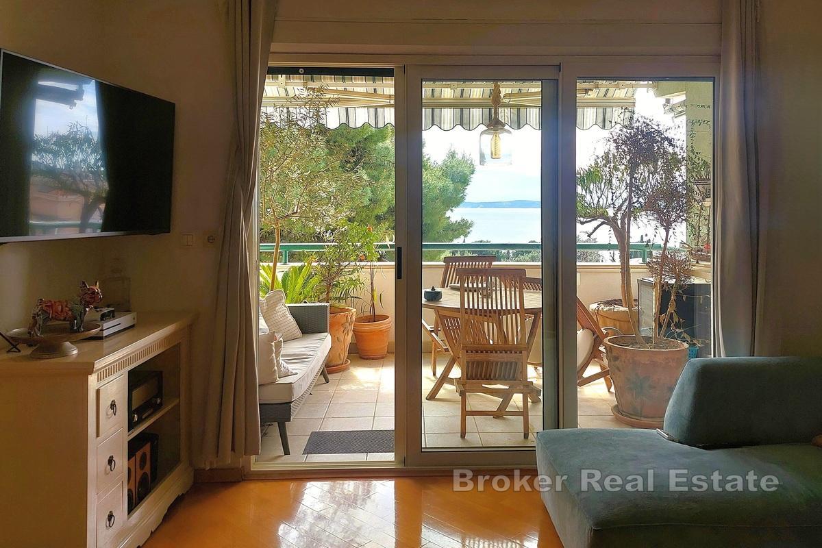 Rymlig lägenhet med havsutsikt