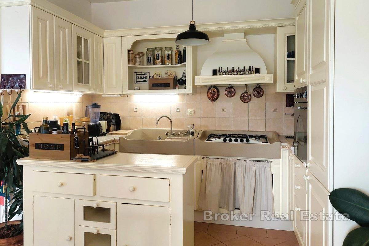 Rymlig lägenhet med havsutsikt