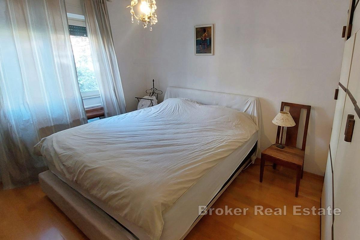 Rymlig lägenhet med havsutsikt