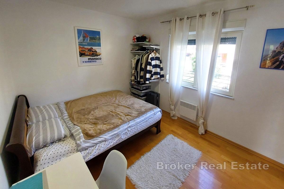 Rymlig lägenhet med havsutsikt