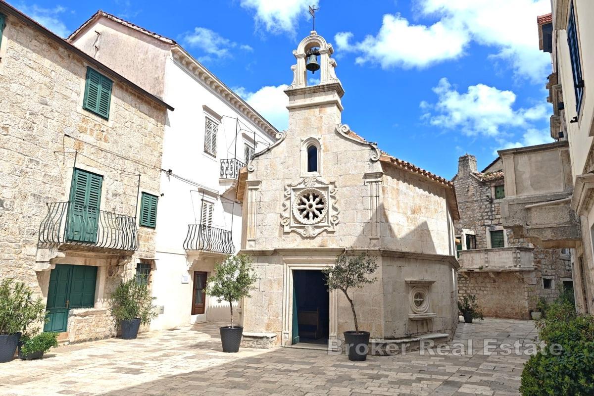 Двухэтажный дом недалеко от моря