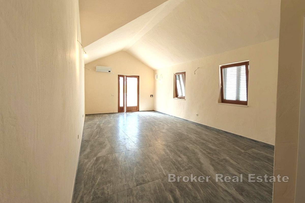 Двухэтажный дом недалеко от моря