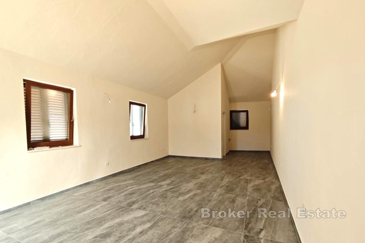 Dom dwupiętrowy blisko morza