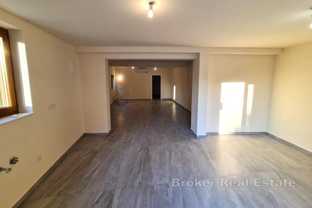 Двухэтажный дом недалеко от моря