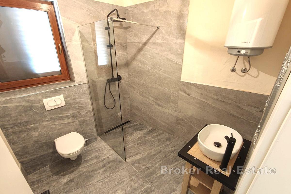 Двухэтажный дом недалеко от моря