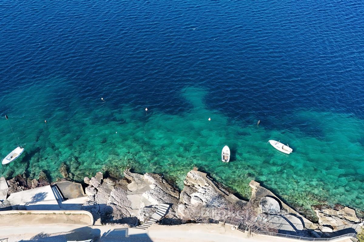 Renovert hus med to leiligheter, 2. rad fra sjøen