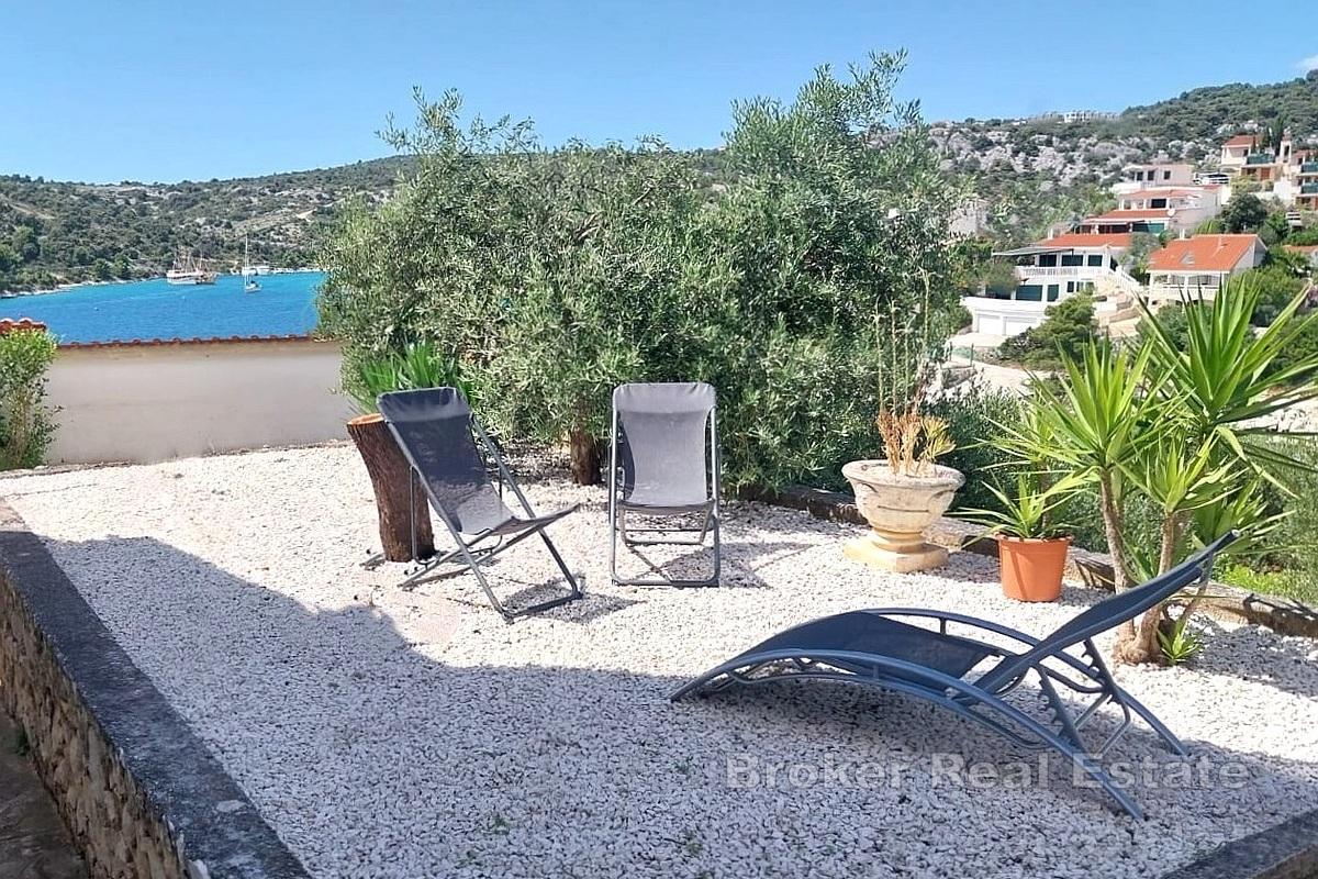 Renovert hus med to leiligheter, 2. rad fra sjøen