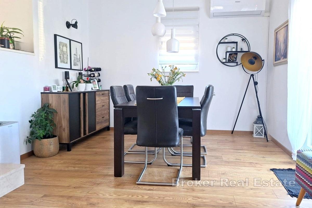 Renovert hus med to leiligheter, 2. rad fra sjøen