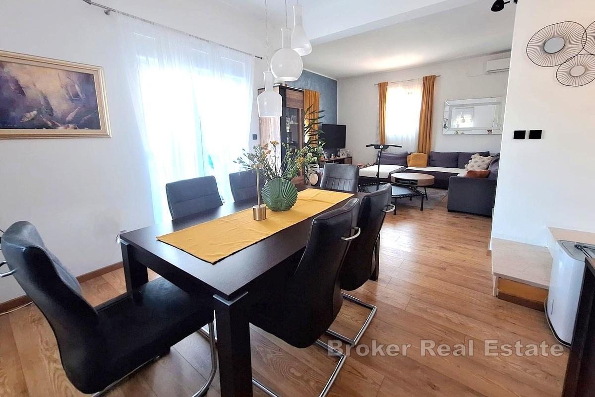 Renovert hus med to leiligheter, 2. rad fra sjøen