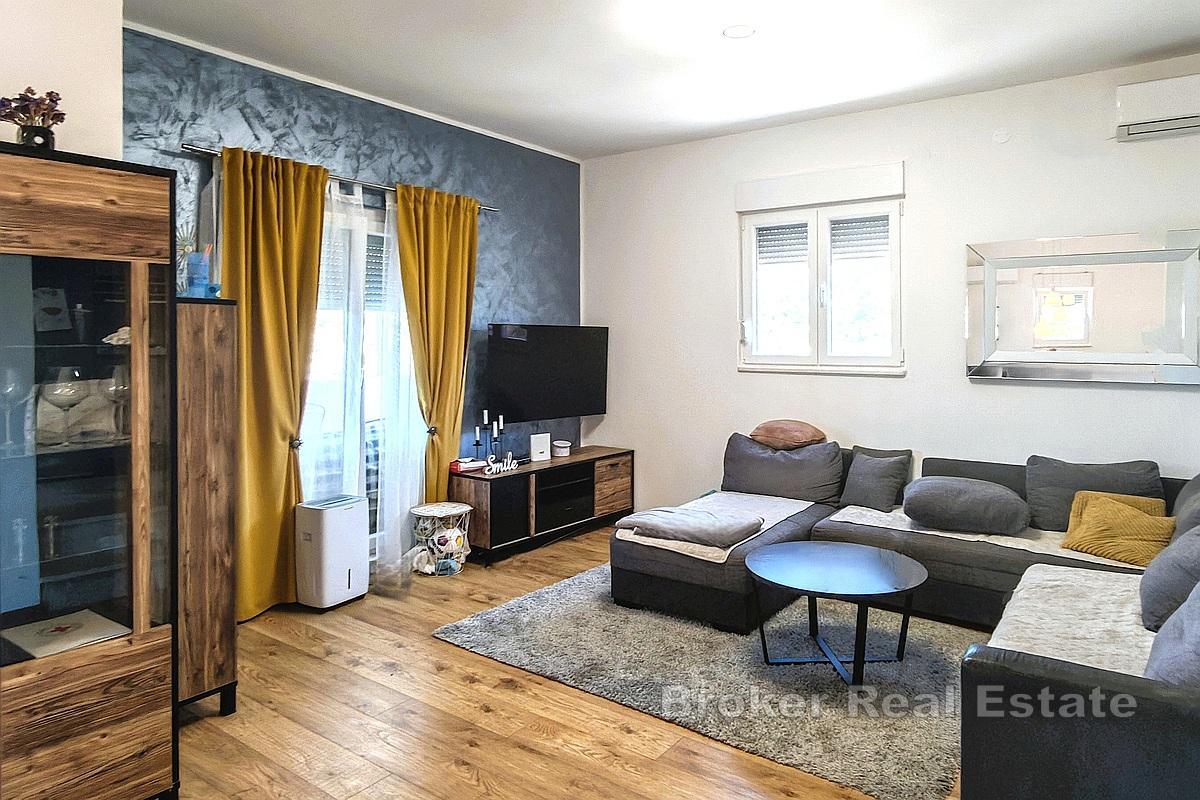 Renovert hus med to leiligheter, 2. rad fra sjøen