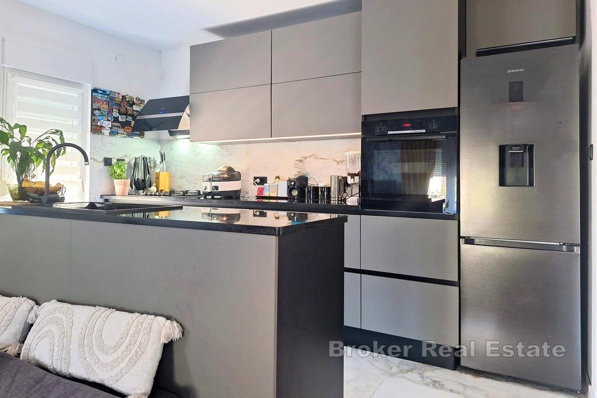 Renovert hus med to leiligheter, 2. rad fra sjøen