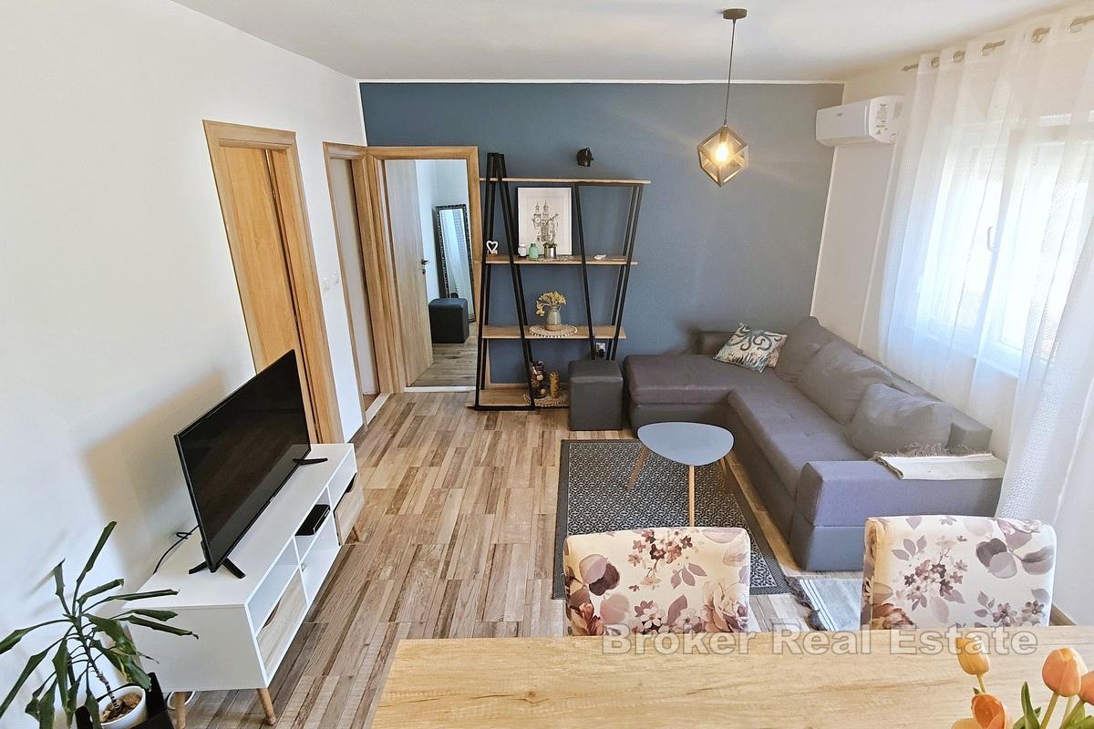 Renovert hus med to leiligheter, 2. rad fra sjøen