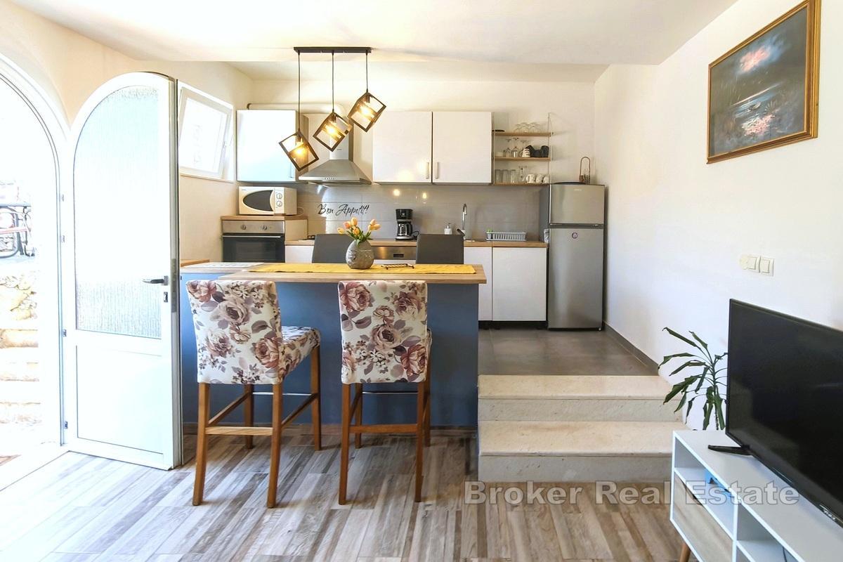 Renovert hus med to leiligheter, 2. rad fra sjøen