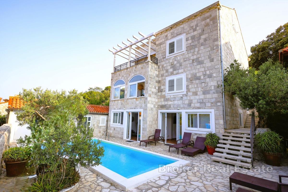 Steinvilla med basseng, ideell for familier eller investeringer