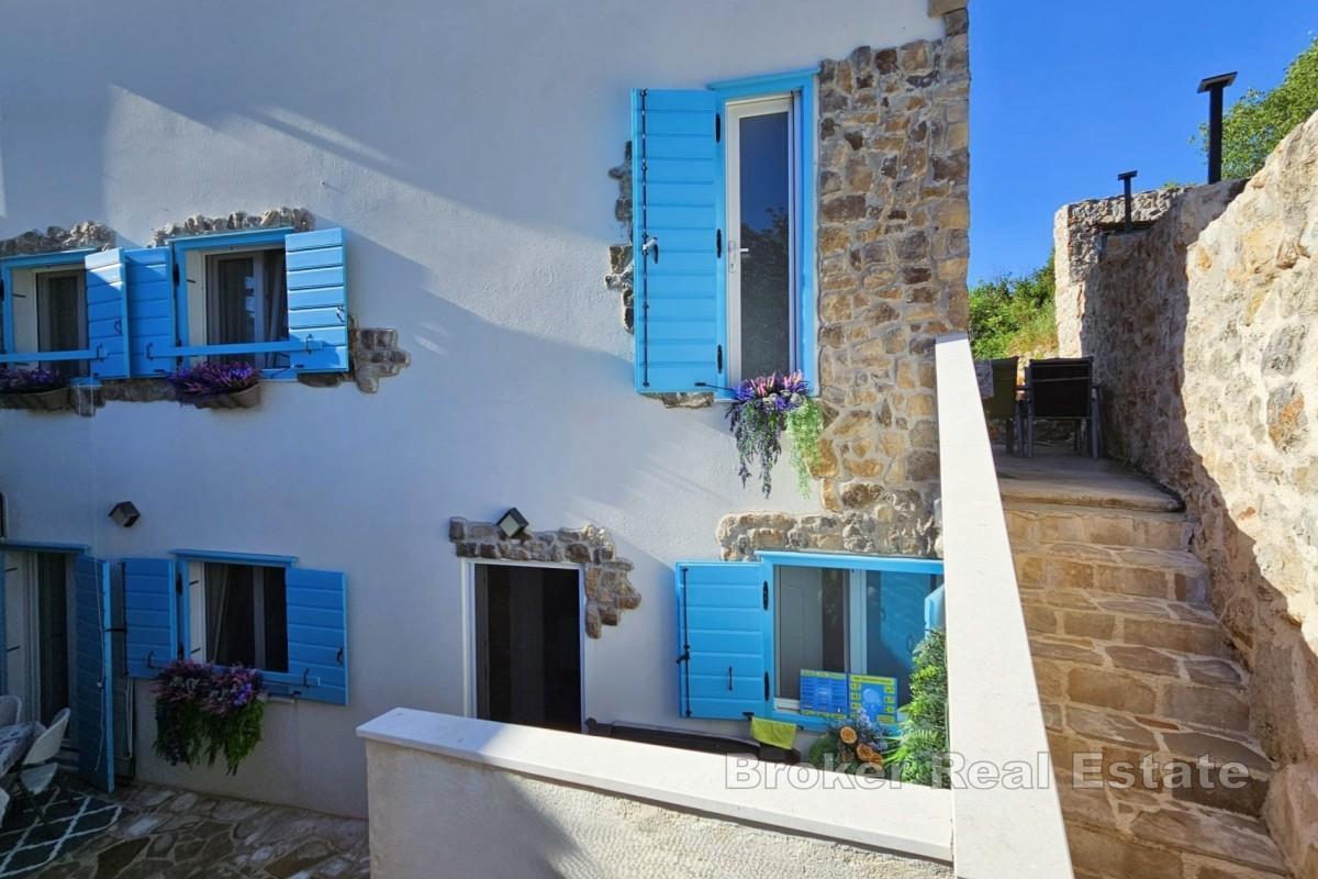 Hus med to boenheter og boblebad