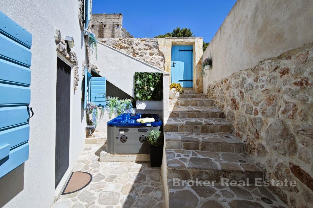 Hus med to boenheter og boblebad