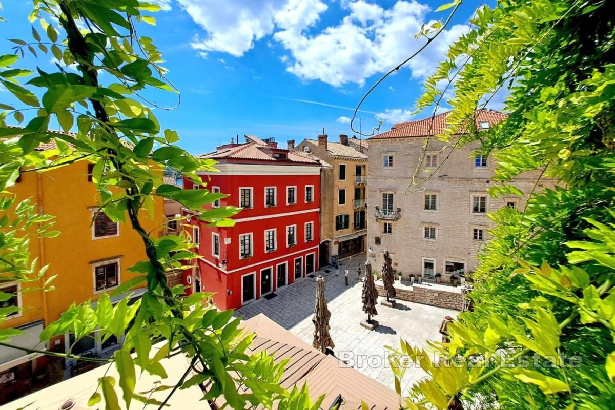 Etaža s dvije jedinice i terasom u povijesnoj jezgri