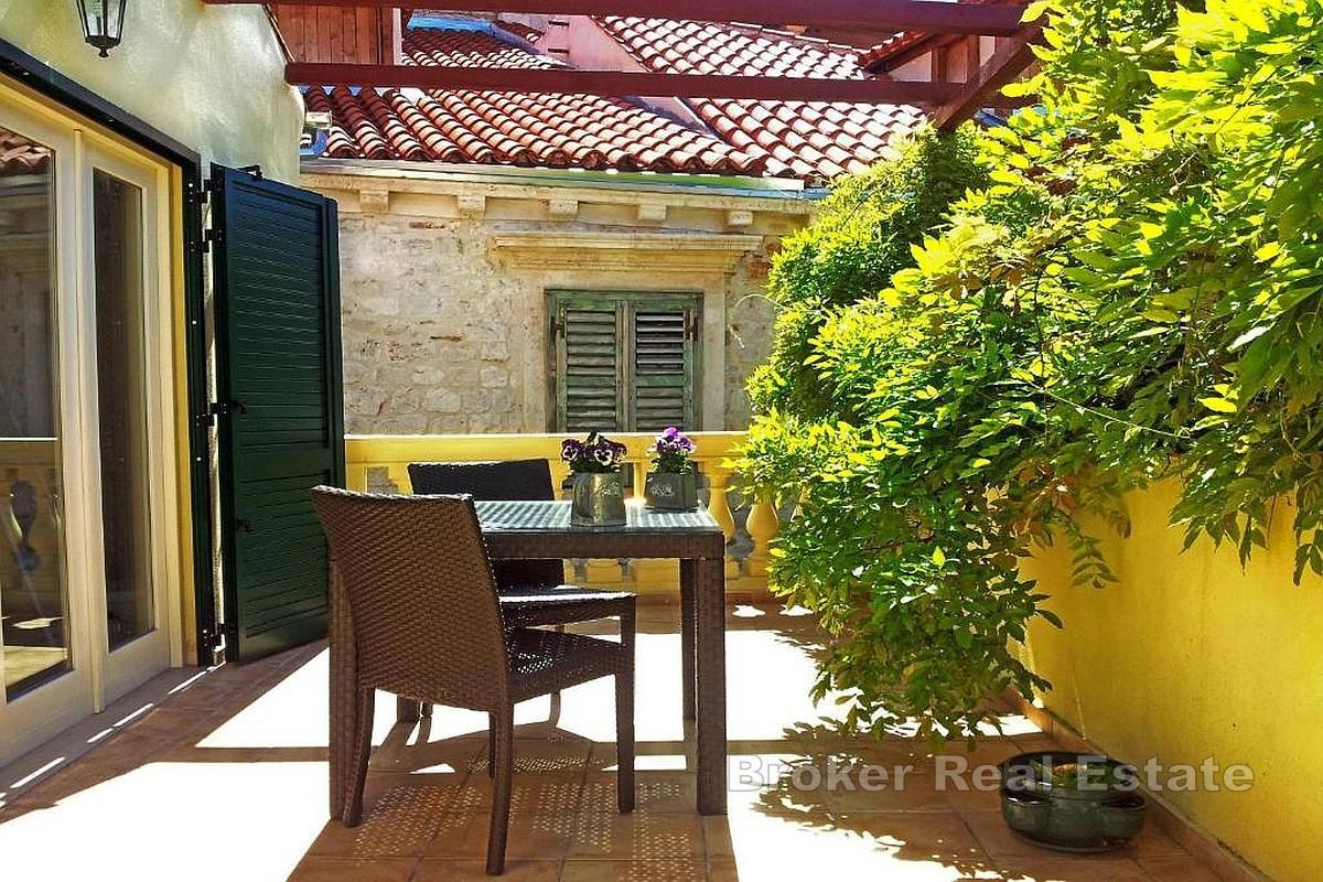 Etaža s dvije jedinice i terasom u povijesnoj jezgri