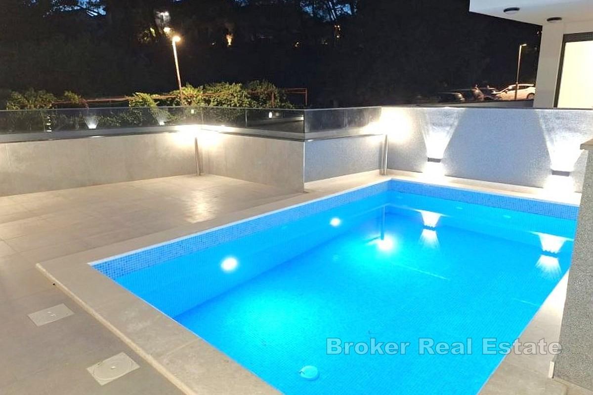 Nowa zabudowa w centrum miasta, z parkingiem i blisko morza