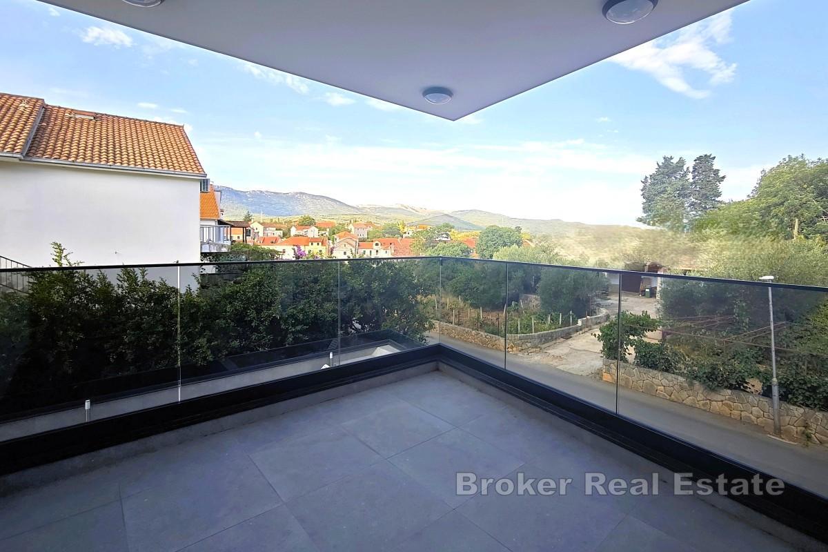 Nowa zabudowa w centrum miasta, z parkingiem i blisko morza