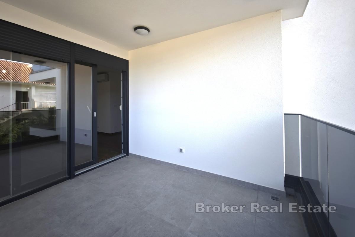 Nowa zabudowa w centrum miasta, z parkingiem i blisko morza