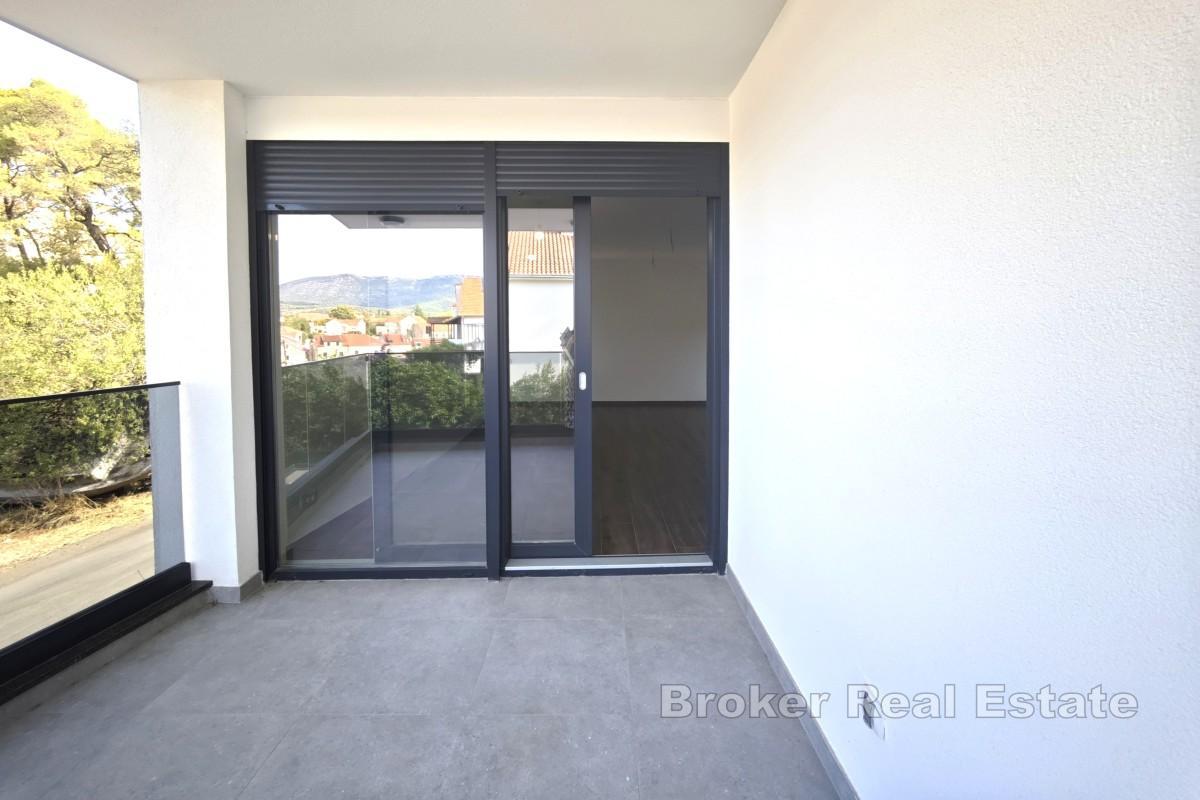 Nowa zabudowa w centrum miasta, z parkingiem i blisko morza