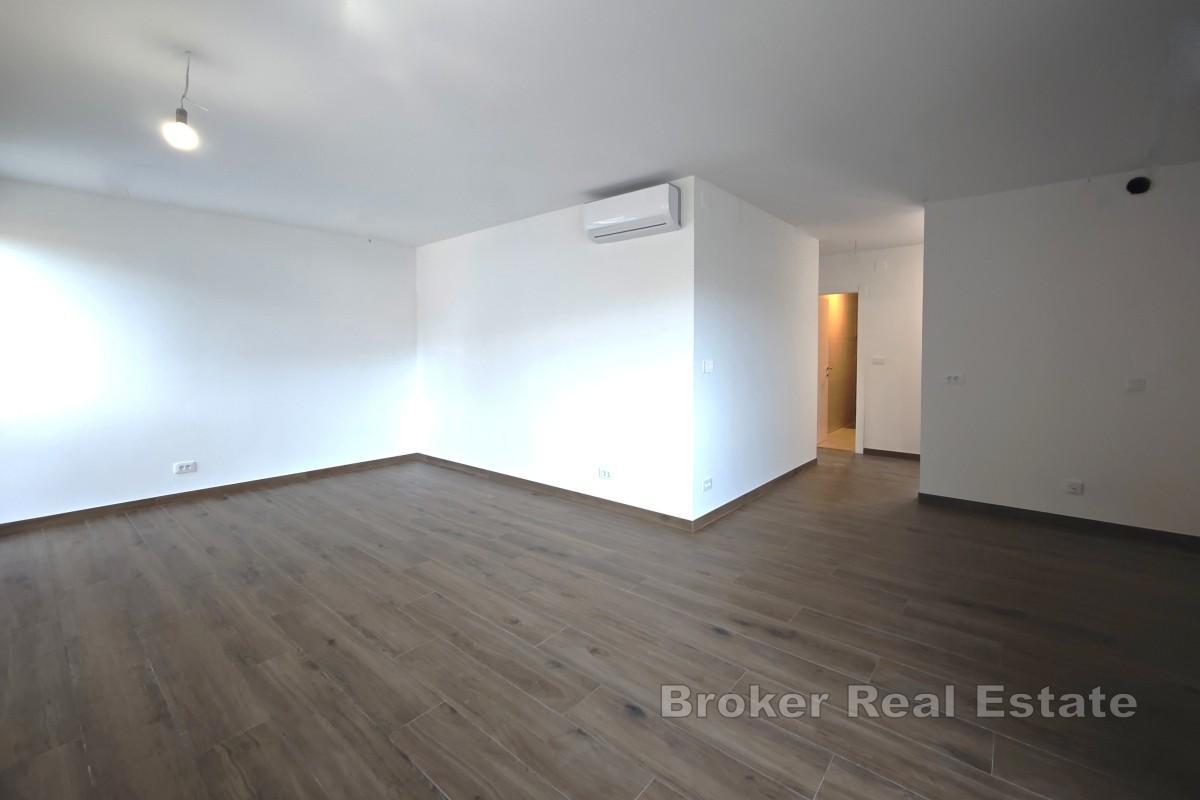 Nowa zabudowa w centrum miasta, z parkingiem i blisko morza