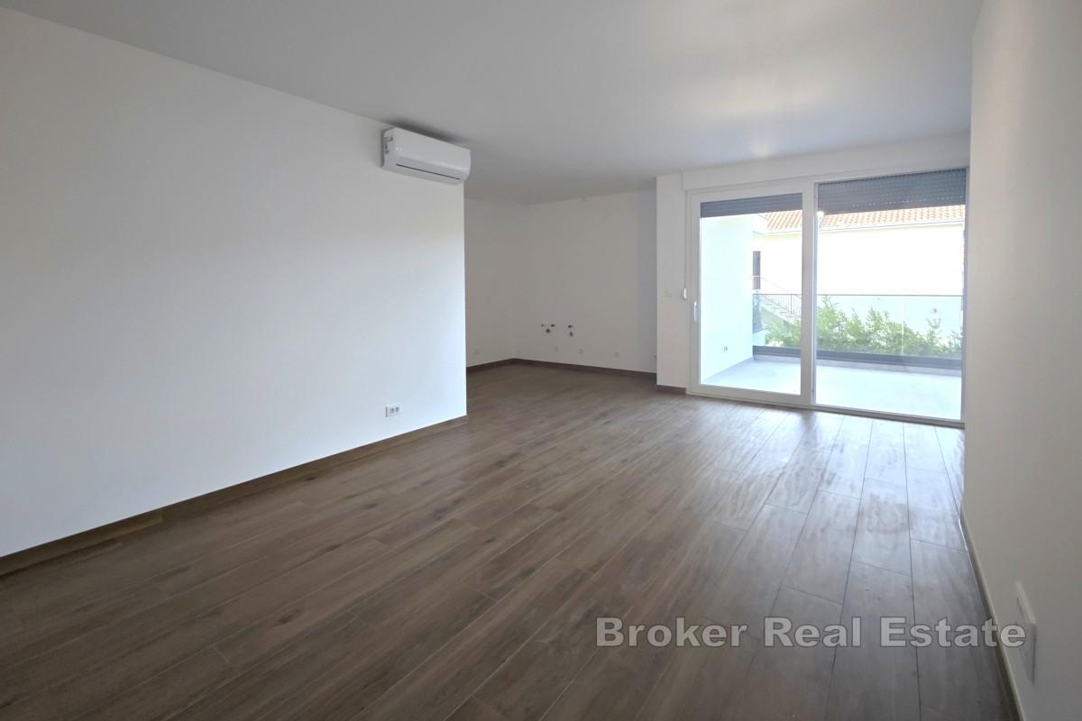 Nowa zabudowa w centrum miasta, z parkingiem i blisko morza