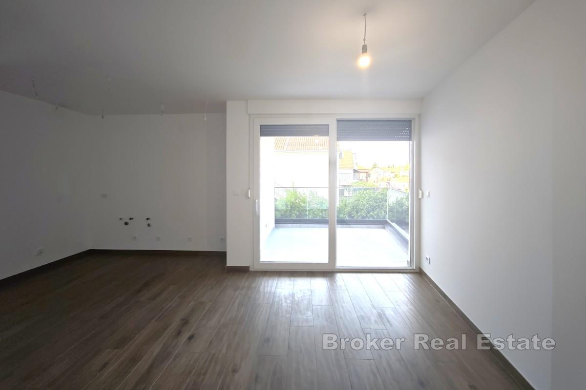 Nowa zabudowa w centrum miasta, z parkingiem i blisko morza