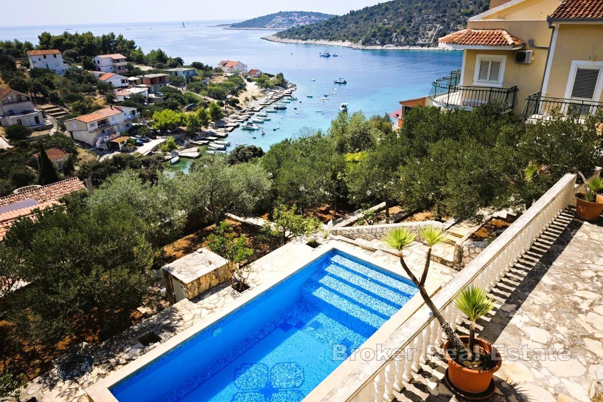 Vila s bazénem, 70 m od moře