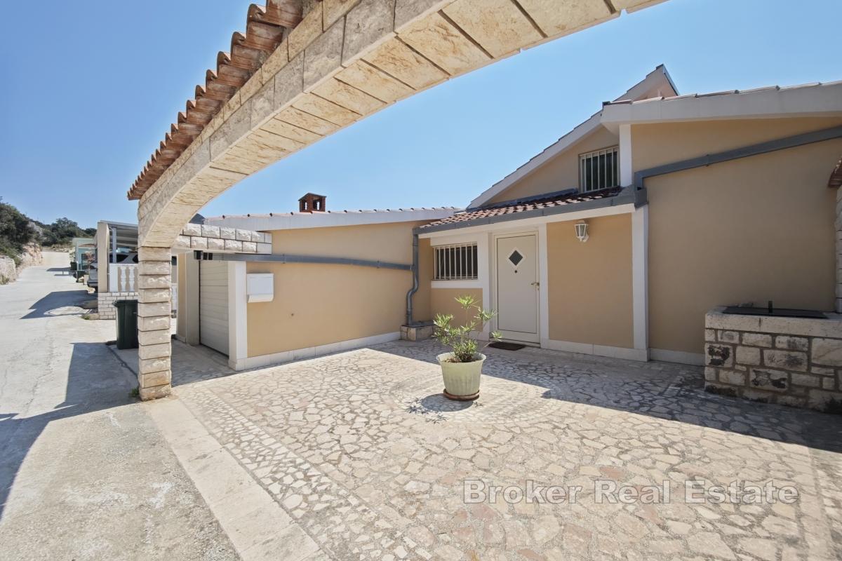 Vila s bazénem, 70 m od moře