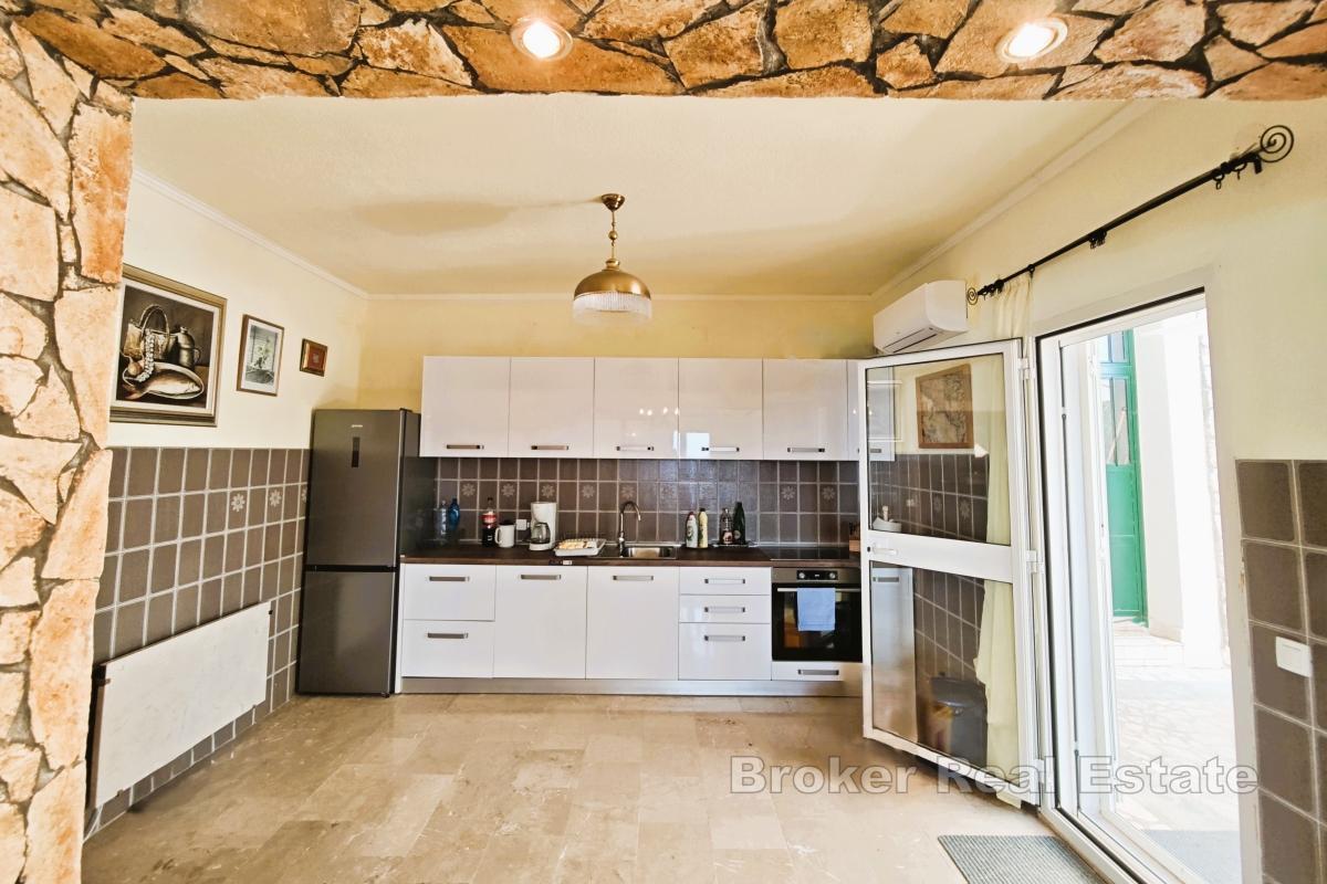 Vila s bazénem, 70 m od moře