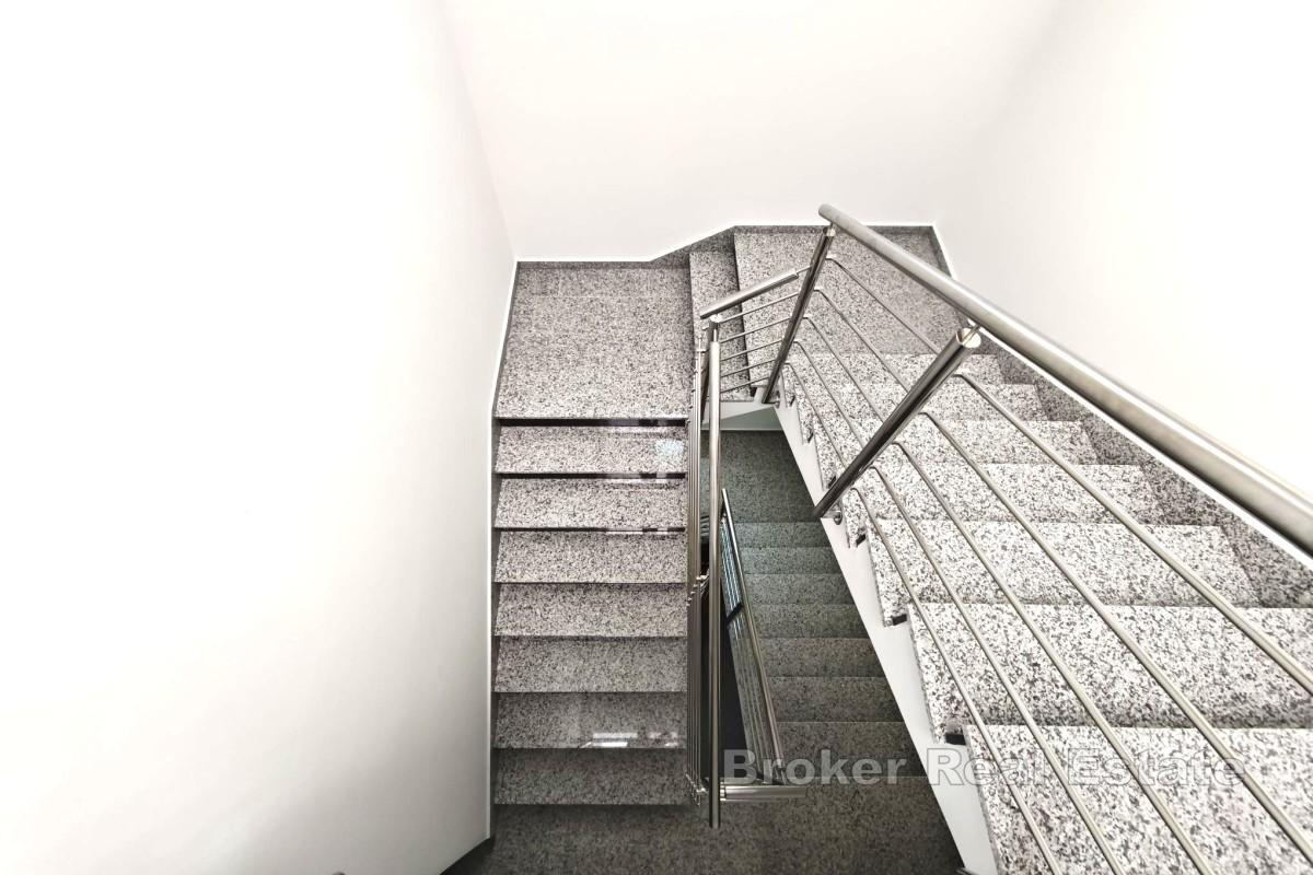 Nowy budynek - apartament z tarasem i dwoma miejscami parkingowymi