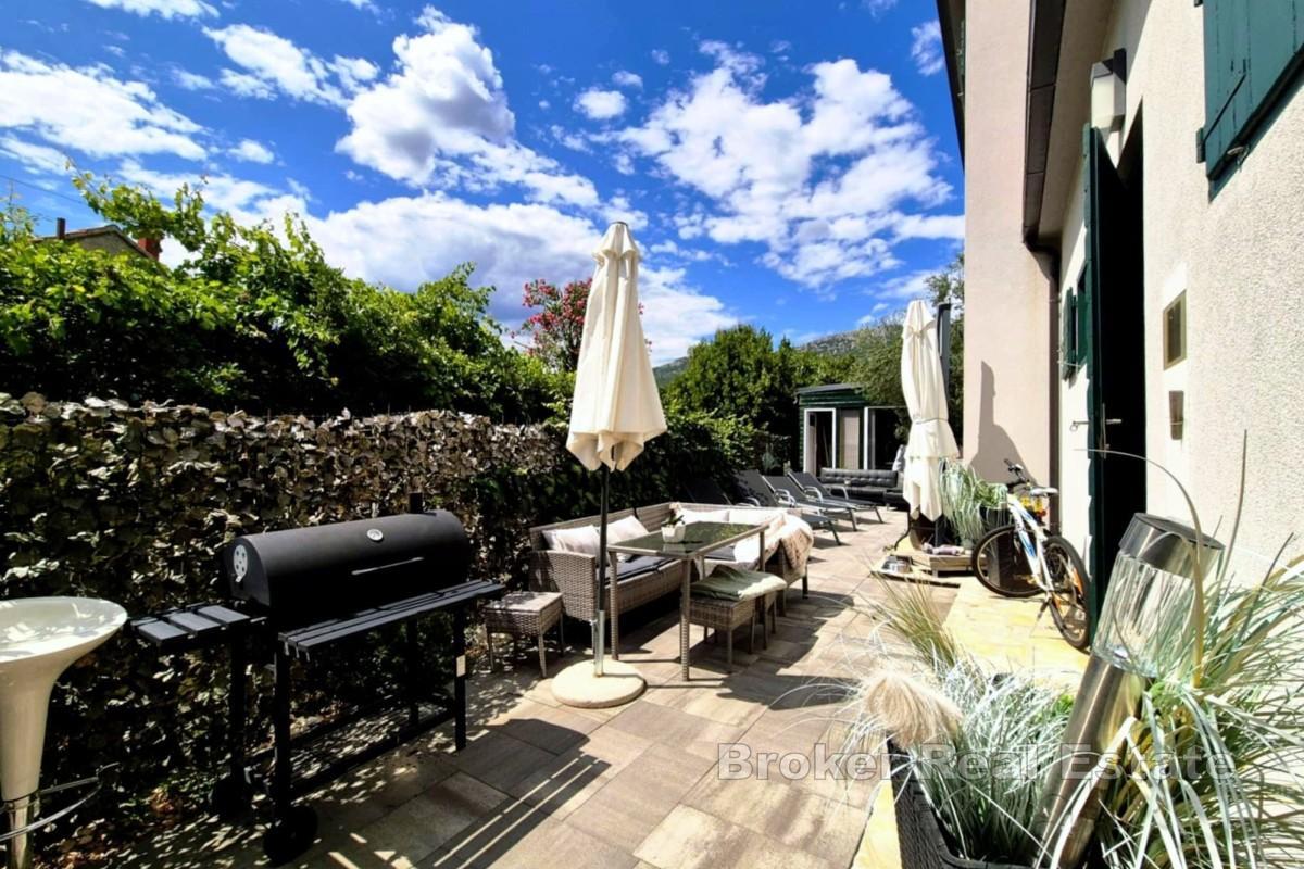 Hus med två lägenheter - jacuzzi, trädgård och parkeringsplatser