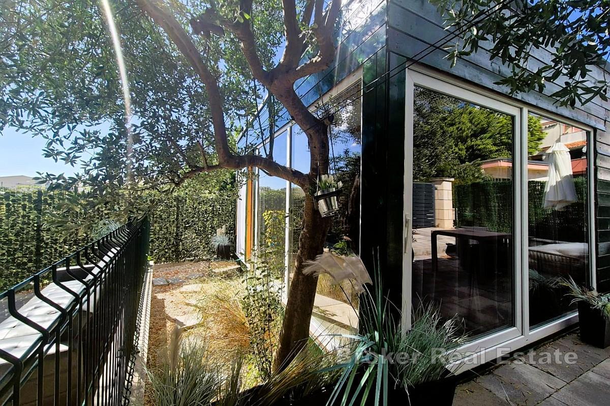 Hus med två lägenheter - jacuzzi, trädgård och parkeringsplatser