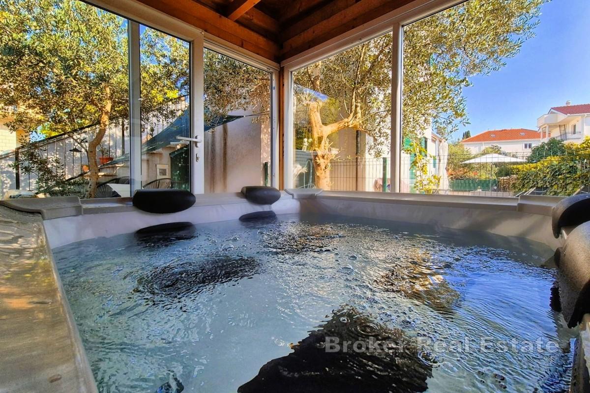 Hus med två lägenheter - jacuzzi, trädgård och parkeringsplatser