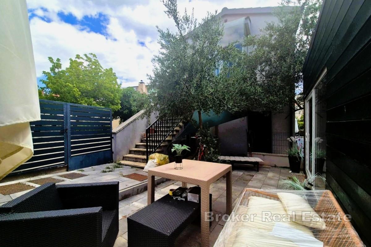 Maison avec deux appartements - jacuzzi, jardin et parking