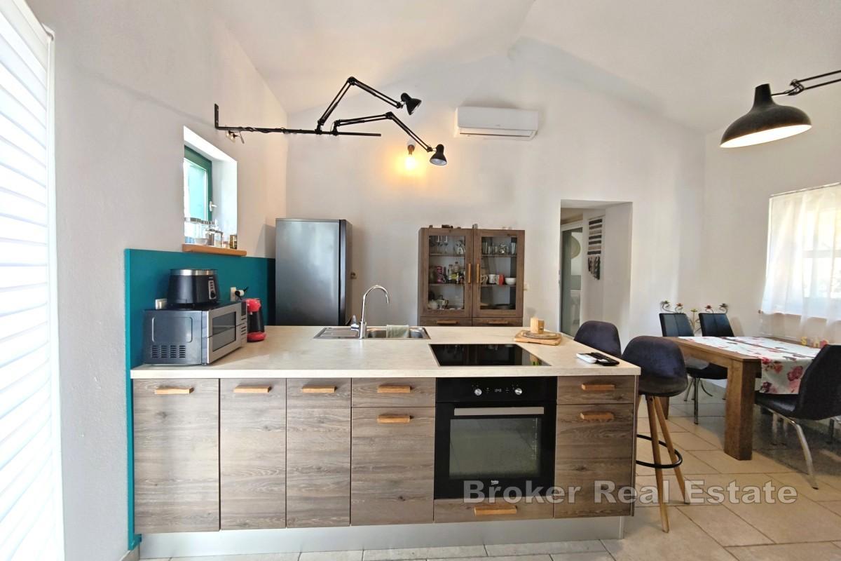 Hus med två lägenheter - jacuzzi, trädgård och parkeringsplatser